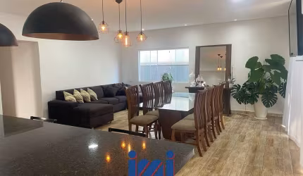 Casa com amplo espaço de terreno e piscina