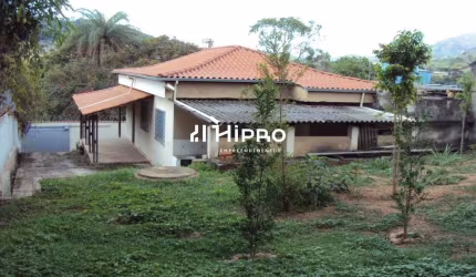 Casa com quintal a 5 minutos do centro em Mateus Leme