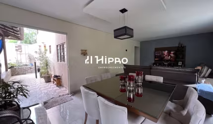 Casa ampla e confortável com garagem e terraço em Mateus Leme – R$450 mil