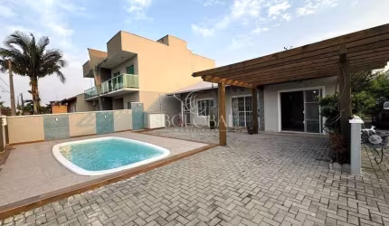 Casa com piscina e terreno de 540m² na Barra do Saí em Itapoá SC