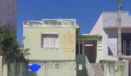 Casa no centro de Atibaia com dois dormitórios em rua movimentada.