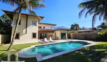 Sobrado amplo, bem arejado e iluminado, com cômodos espaçosos, sala com lareira, suíte master e espaço gourmet com churrasqueira, sauna e piscina.