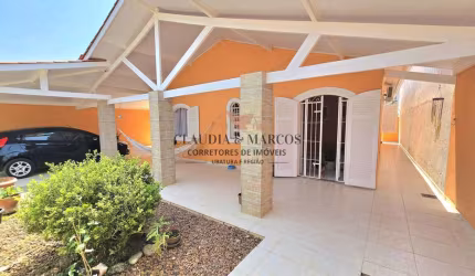 CASA A VENDA, EXCELENTE OPORTUNIDADE A 150 METROS DO MAR