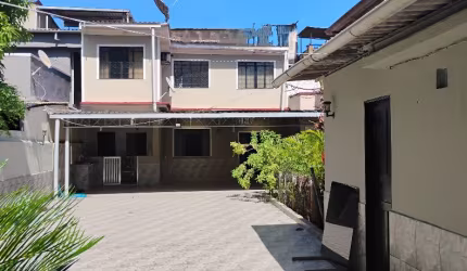 Excelente casa duplex com mega quintal.
