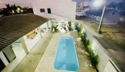 Casa mobiliada - com 04 dormitórios - e piscina - localizada em balneário piçarras