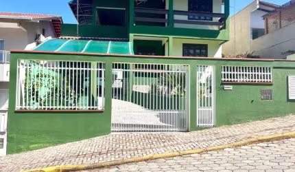 Casa com excelente localização, à 500m da praia de Zimbros - Bombinhas