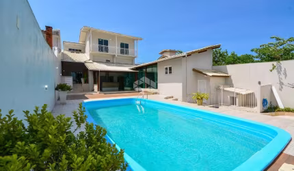 Casa alto padrão, excelente localização, com piscina, lareira, churrasqueira, pronta pra morar no Estreito.