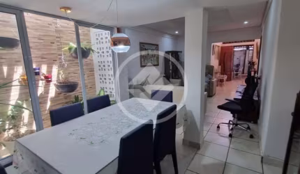 Casa solta nas laterais com 2 pequenos flats - Manaíra