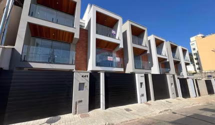 Casa triplex, em localização privilegiada, no morro da Glória por R$839.000,00