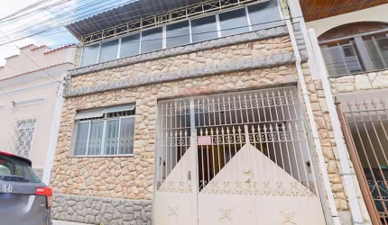 Casa de 04 Quartos, 03 banheiros, Quintal, Cobertura e Garagem no Morro da Glória