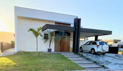 Linda Casa de Alto Padrão Localizada no Condomínio Garopaba Internacional!