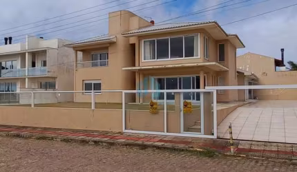 Linda Casa em Frente a Praia, a 30 m do Mar, Localizada no Centro de Garopaba!