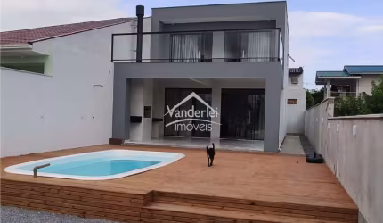 Casa Duplex a 300m da praia com 03 quartos, amplo espaço gourmet e piscina na Praia da Pinheira em Palhoça - SC