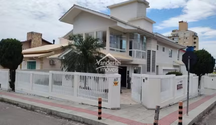 Casa de esquina com 04 quartos, sendo 03 suites com closet no bairro Pagani em Palhoça- SC