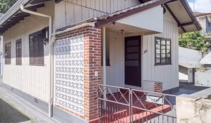 Alugo Casa Mista com 03 Quartos, Bairro Velha - Blumenau