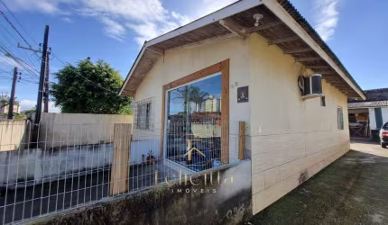 Casa a venda com Amplo Terreno em Areias, São José-SC!