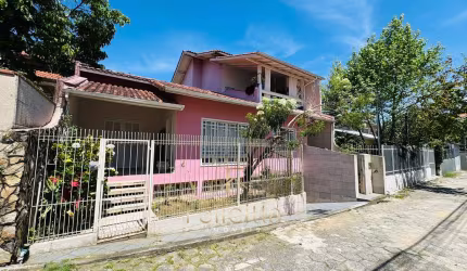 Casa com 04 dormitórios 01 suíte em Coqueiros, Florianópolis/SC
