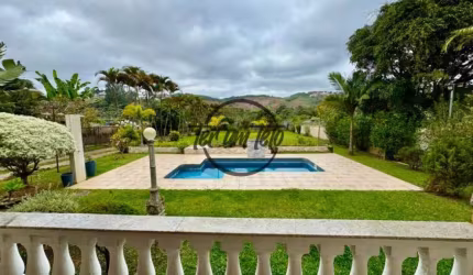 Casa de Luxo: Refúgio Elegante em Meio à Natureza