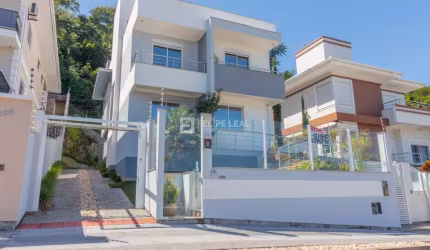 Casa Ampla em Forquilhinhas   -  São José