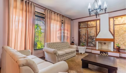 Casa à venda: 351 m², 4 quartos (1 suíte), piscina c/ cascata, 4 banheiros, 5 vagas, edícula e zoneamento misto. Perto da Lagoa do Taquaral