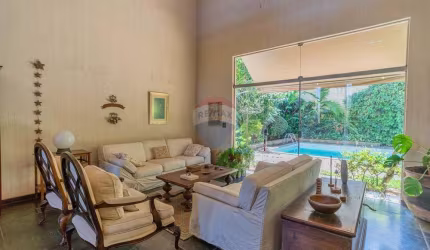 Casa com 627 m² de terreno e 521 m² de área útil, 06 quartos (03 suítes e 2 closets), quintal com piscina e churrasqueira, no Jardim das Paineiras. .