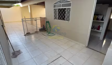 CASA COMERCIAL COM ESPAÇO AMPLO  350M² DE ÁREA CONSTRUÍDA.