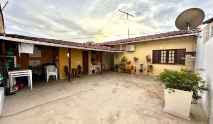 Casa no Guarapari, Rua do Aririzal, original com 2 quartos, amplo quintal - R$ 590.000,00