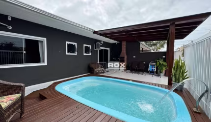 Casa 2 quartos com piscina a 300m do mar em Balneário Monções.