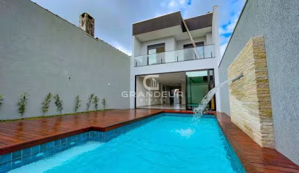 Sobrado Alto Padrão, 203m  de Área Construída com Piscina.