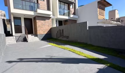 Sobrado 3 Dormitórios - Serraria - São José/SC