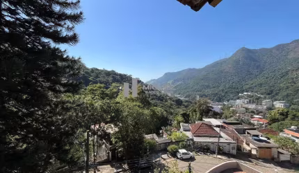 Excepcional casa triplex com 4 quartos, churrasqueira e piscina no Alto da Boa Vista