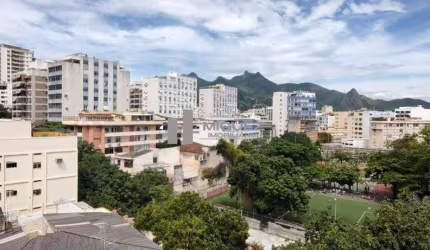 COBERTURA MARAVILHOSA A VENDA NO CORAÇÃO DA TIJUCA - RUA DESEMBARGADOR IZIDRO - VARANDA, SALA EM 2 AMBIENTES, 2 QUARTOS SENDO 1 SUÍTE, 1 BANHEIRO SOCIAL, COPA COZINHA, DEPENDÊNCIAS COMPLETAS, SALÃO, T