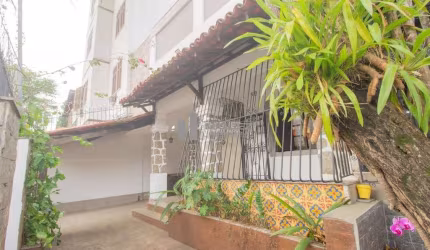 Vendo casa rua Mearim. 4 quartos sendo uma suíte, terraço com churrasqueira