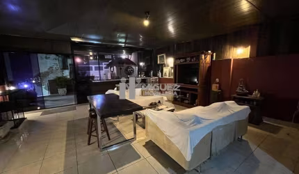 Vendo casa rua do Matoso. 2 qts, terraço e uma loja enorme no térreo