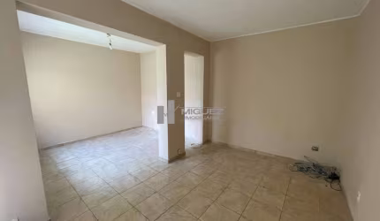Casa triplex de vila para alugar na Rua Felipe Camarão, apenas 500 metros do Shopping Tijuca!