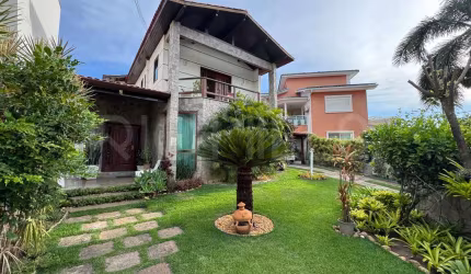 Casa Duplex de 4 quartos, com 389m², à venda em Camboinhas, Niterói/RJ