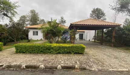 Casa em condomínio fechado com 3 quartos à venda na Residencial Haras Camping Club, 1, Zona Rural, Barra do Choça por R$ 570.000