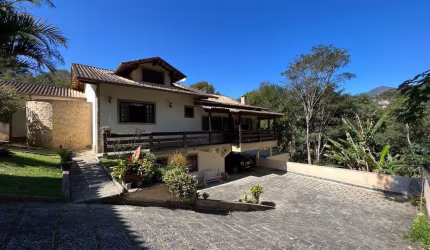 Casa duplex à venda em bairro nobre de Teresópolis – 4 quartos | 2 suítes