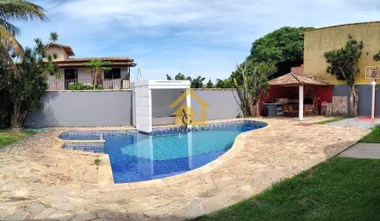 Casa duplex à venda ou aluguel em Búzios: 80m², 2 quartos, varanda | Bairro da Rasa | Próximo às praias | Agende visita: 21 98065-0375