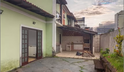 Casa em Village com 2 Quartos + Mezanino, 148m² por R$ 700.000 - Maitinga - Bertioga/SP