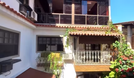 2 casas de 3 quartos com suíte com respectivas metragem 137 e 88 e área gourmet com churrasqueira.