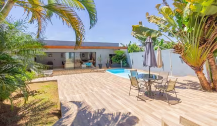 Linda casa com: Piscina, 03 quartos, terreno 498 m², Universitário, Chapecó.