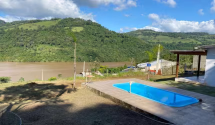 Casa de campo, com piscina, linda vista do Uruguai a venda no Goio-ên, Chapecó. Clique para ver mais.