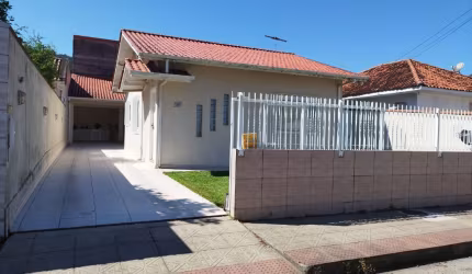 Vende-se casa mobiliada com 3 quartos, sendo 1 suite, mobiliada com amplo espaço externo para venda em Foquilhas, São José.