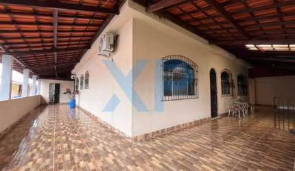 Casa à venda em Divinópolis-MG, 4 quartos, 1 suíte, 2 salas, 2 banheiros, 6 vagas - 105 m² de área construída.