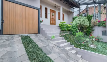 Casa com 3 quartos à venda na Avenida Cai, 884, Cristal, Porto Alegre por R$ 750.000