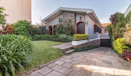 Casa com 3 quartos à venda na Rua Inhanduí, 252, Cristal, Porto Alegre por R$ 1.600.000