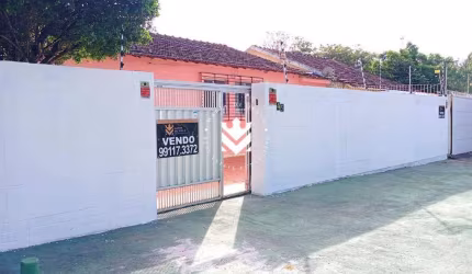 Vendo casa no Bairro do Hipodromo em frente a praça.
