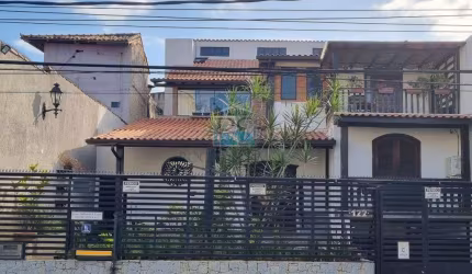 Casa em alto padrão na Imbetiba com 04 suítes - Próxima à Petrobras e Comércio em geral