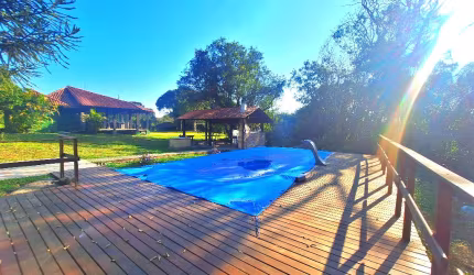 Um espetáculo de Chácara com piscina e aconchegante casa